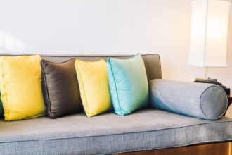 Coussins de banquette intérieurs : l'atout déco qui peut accélérer une vente immobilière