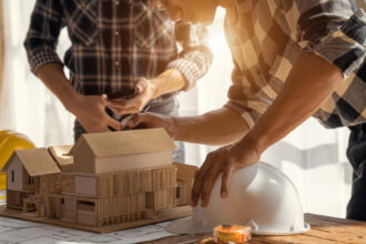 Top 3 des constructeurs de maisons RE2020 en Bretagne : vers une construction responsable et un accompagnement sur-mesure