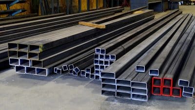 Tube en fer carré : quelles sont leurs caractéristiques et leurs différentes utilisations ?